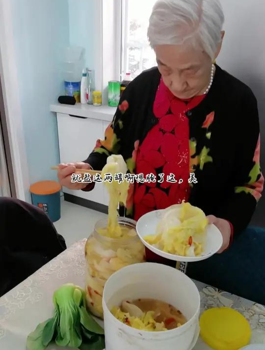 老妈腌的酸菜真好吃,做了老妈爱吃的酸菜杂粮燕面疙瘩