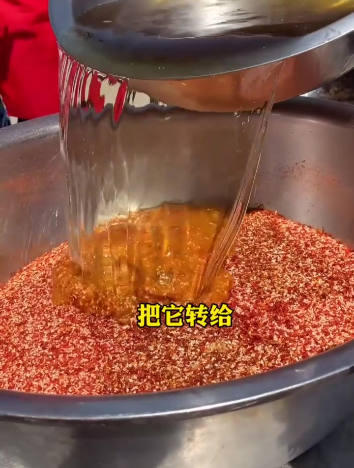 辣椒油碱会超辣 辣椒油醋会变红 辣椒油白酒会增香