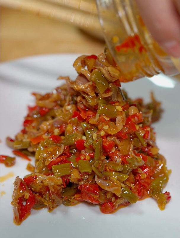 出门在外嗦粉怎么能少得了下饭菜酸辣鸡杂