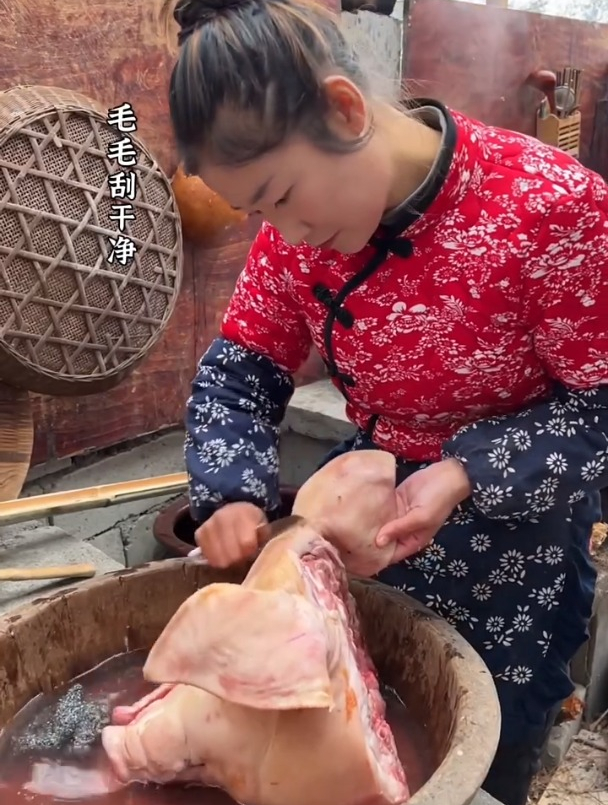 今天做个 卤猪头,寓意:“鸿运当头”,拍出家乡的味道~