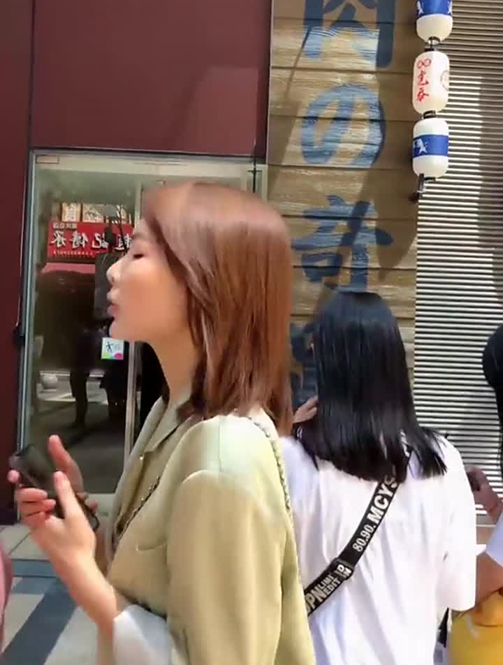 王俊凯爸妈开的奶茶店打卡,人气也太高了吧!