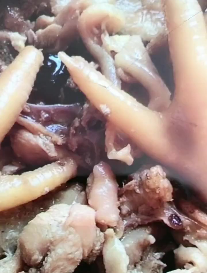 1、鸡脖鸡脖这个部位的虽然肉并不多,但是却布满血管和淋巴腺体