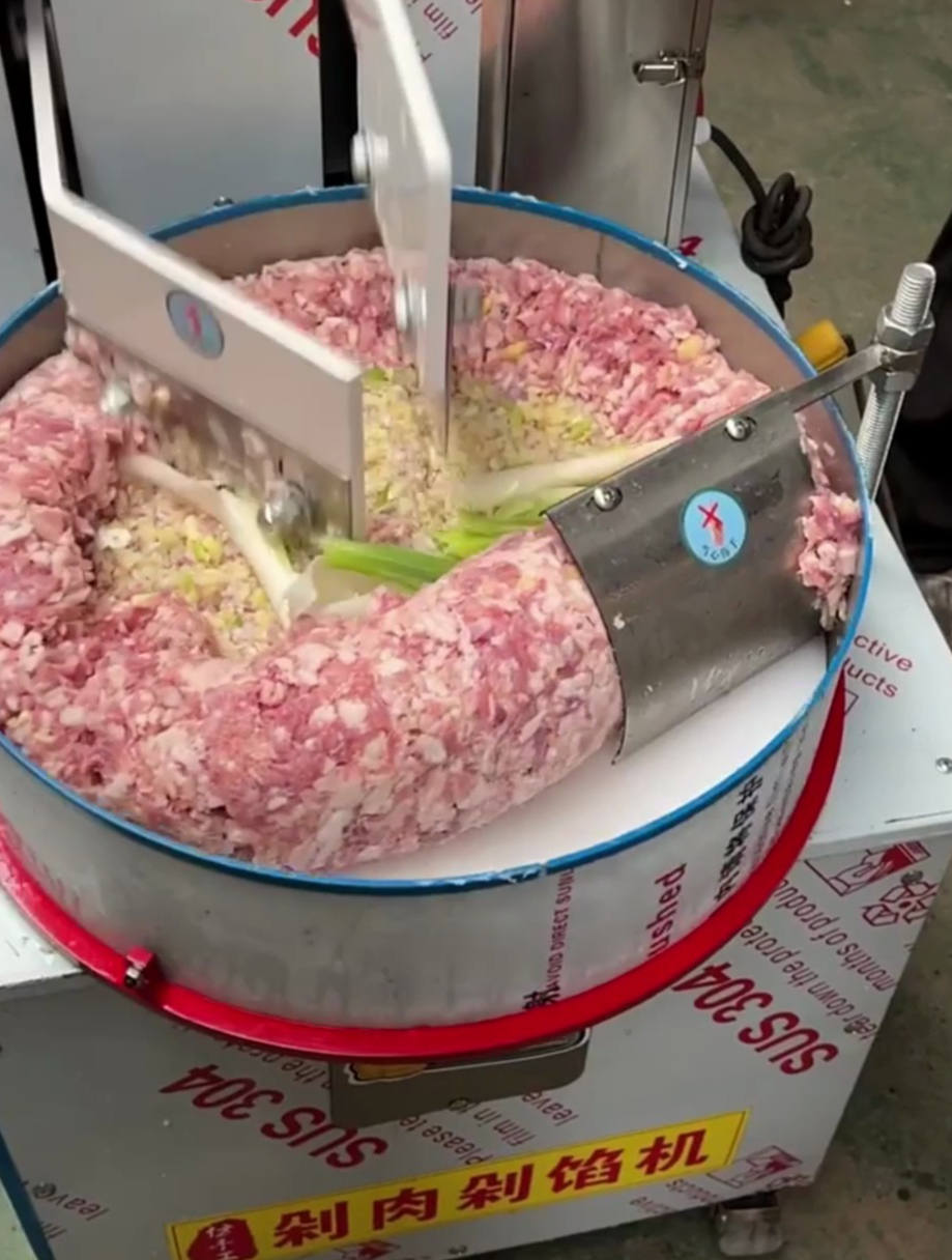 剁肉馅神器,机器人双刀操作,发明这个机器的人太有才了!