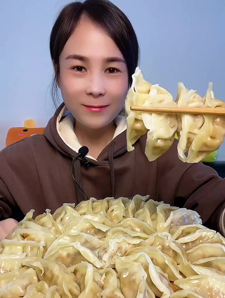 饺子来了,猪肉玉米香菇馅的,膳食纤维拉满