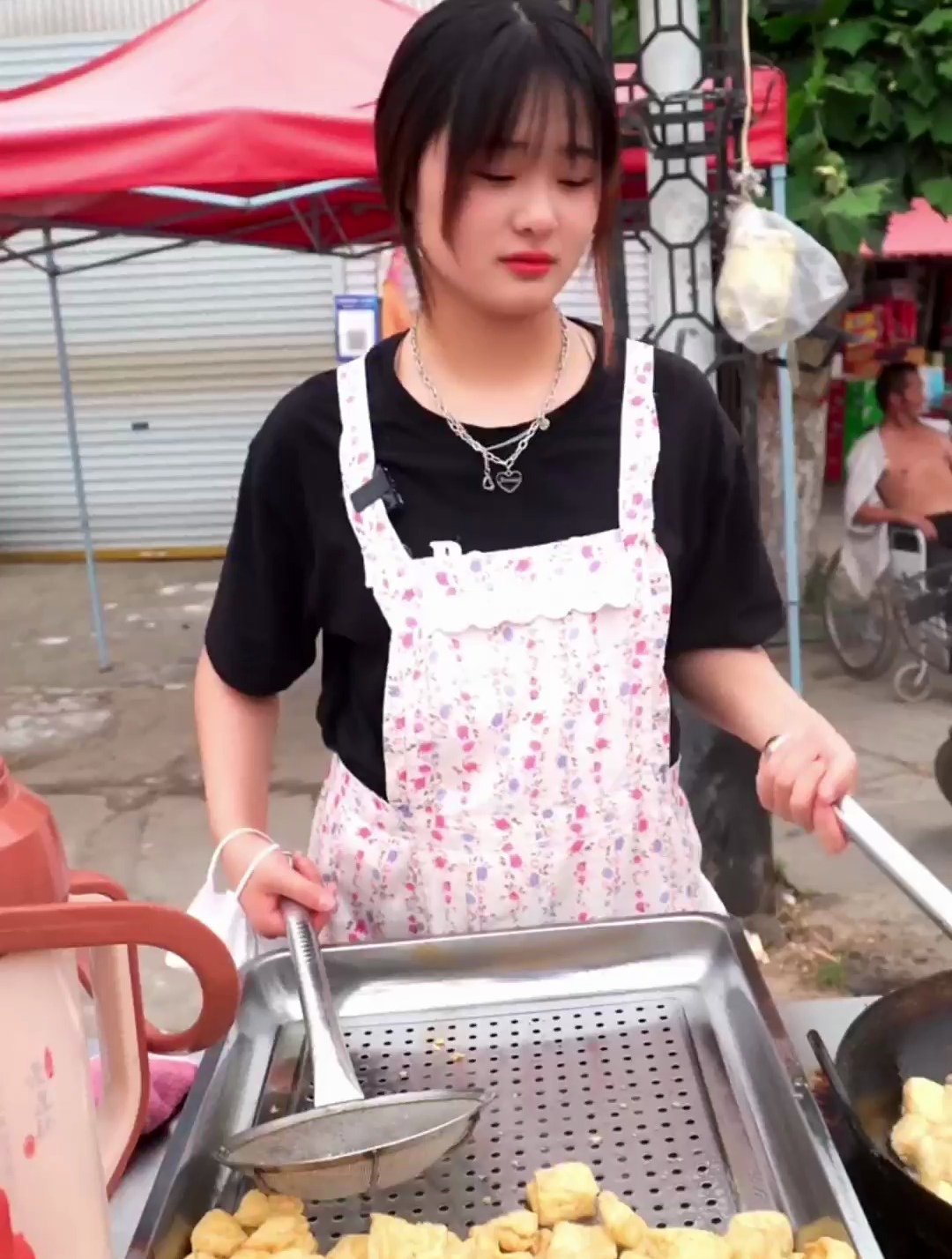 小姐姐摆摊卖臭豆腐,一天能卖1000多元,直言读书没用不如摆摊儿