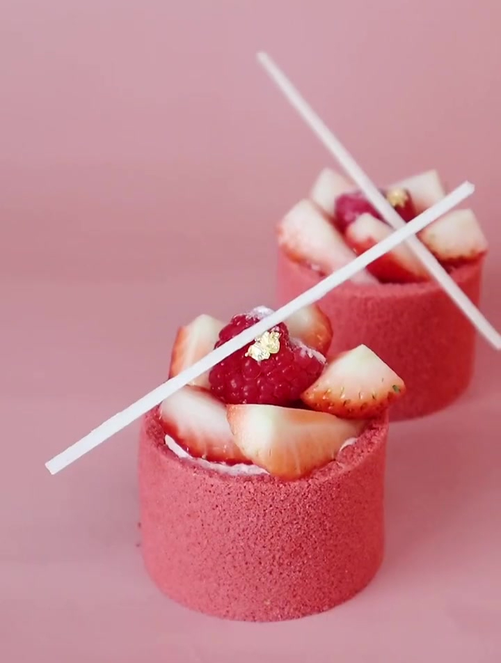 红丝绒草莓小蛋糕装饰