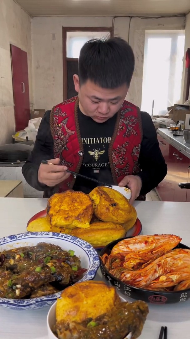 老公给我炖了鲶鱼贴大饼子!