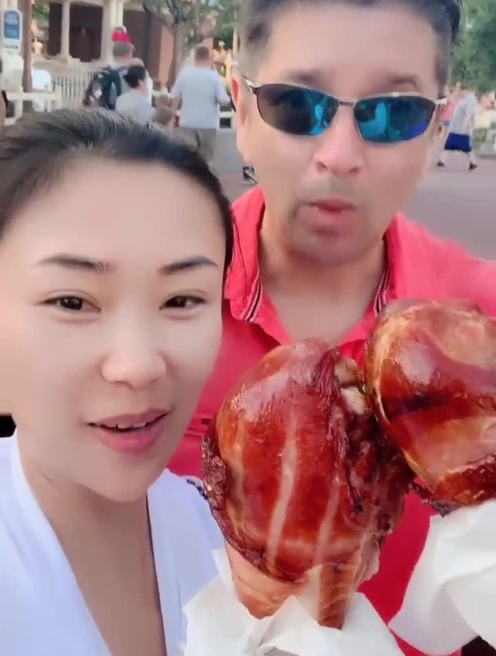 美国迪斯尼乐园的大火鸡腿$13一个