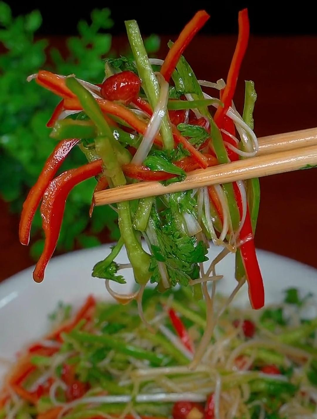 试试老北京人餐桌上必点的老虎菜,爽口又解腻