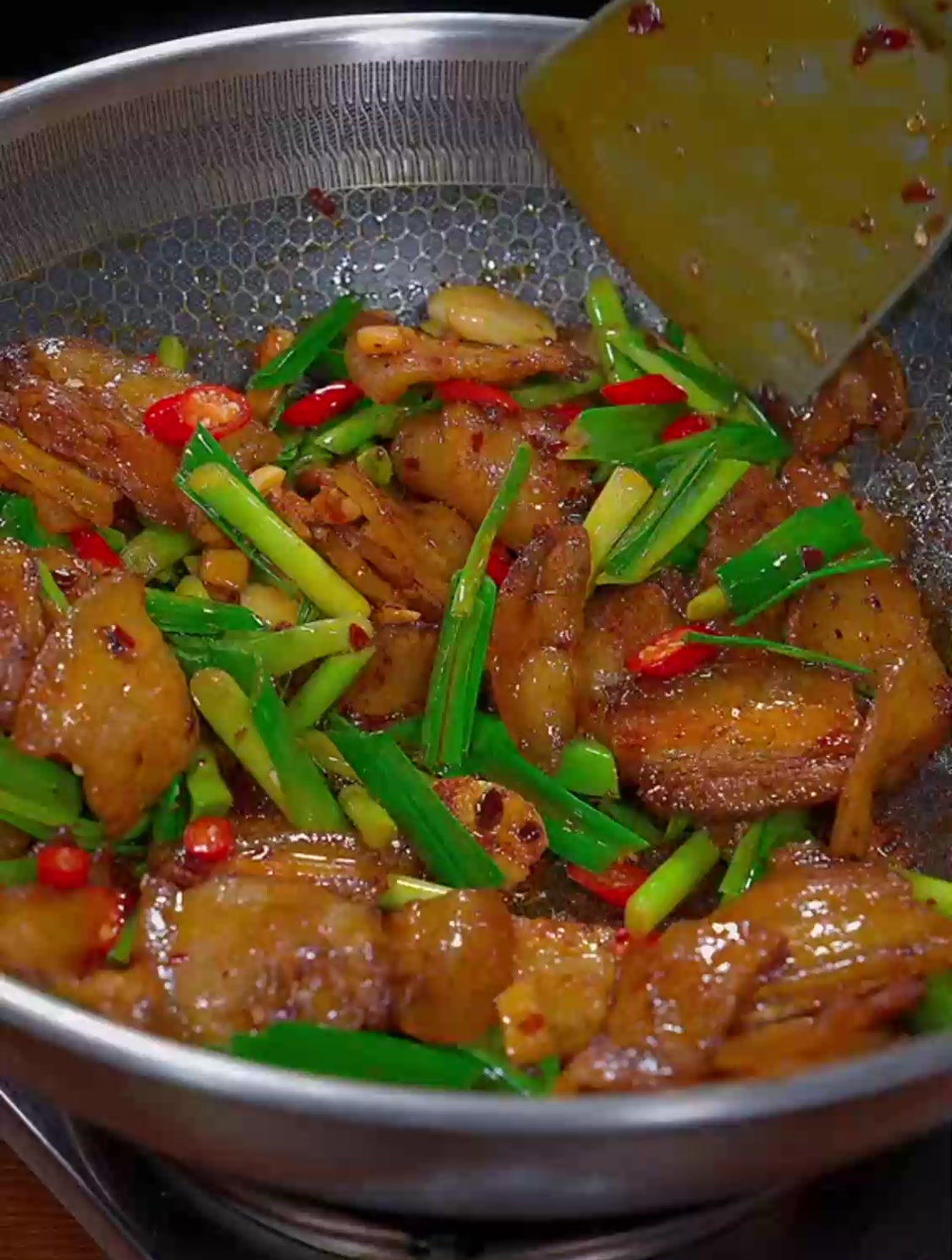 很多人喜欢回锅肉但却不知道怎样做才能像饭店一样其实方法很简单