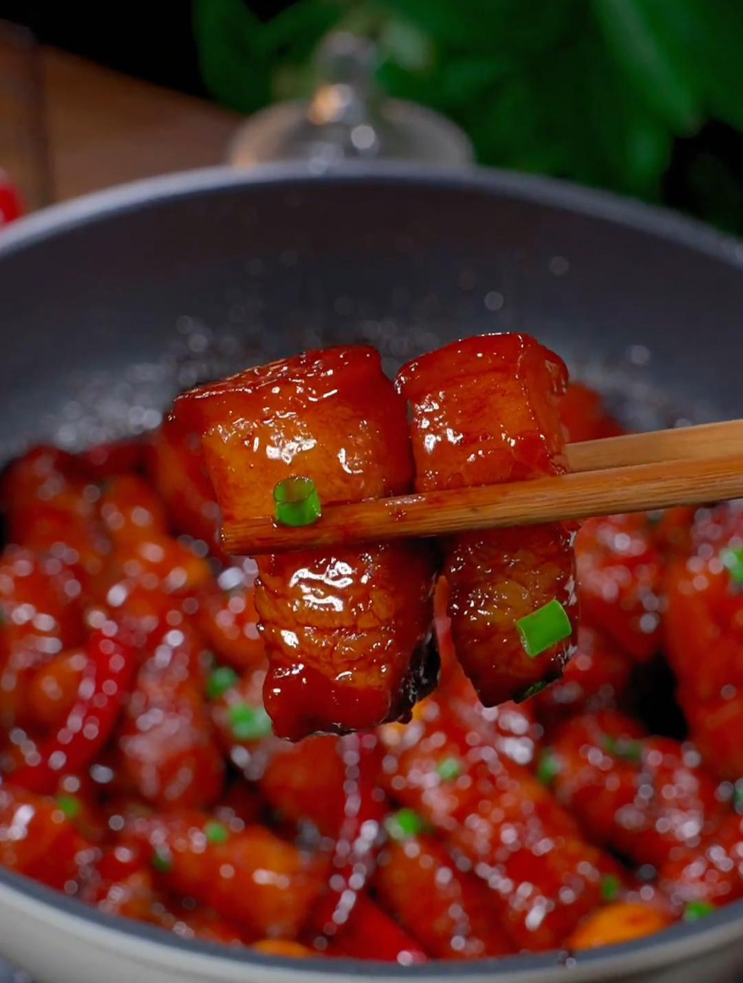 这样做的红烧肉肥而不腻,少儿不才,好看又好吃,特别下饭