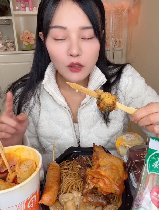 冬天太冷了,买一大碗关东煮吃