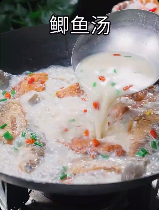 家里有小朋友的,要经常给他做这个鲫鱼豆腐汤。汤鲜味美营养丰富