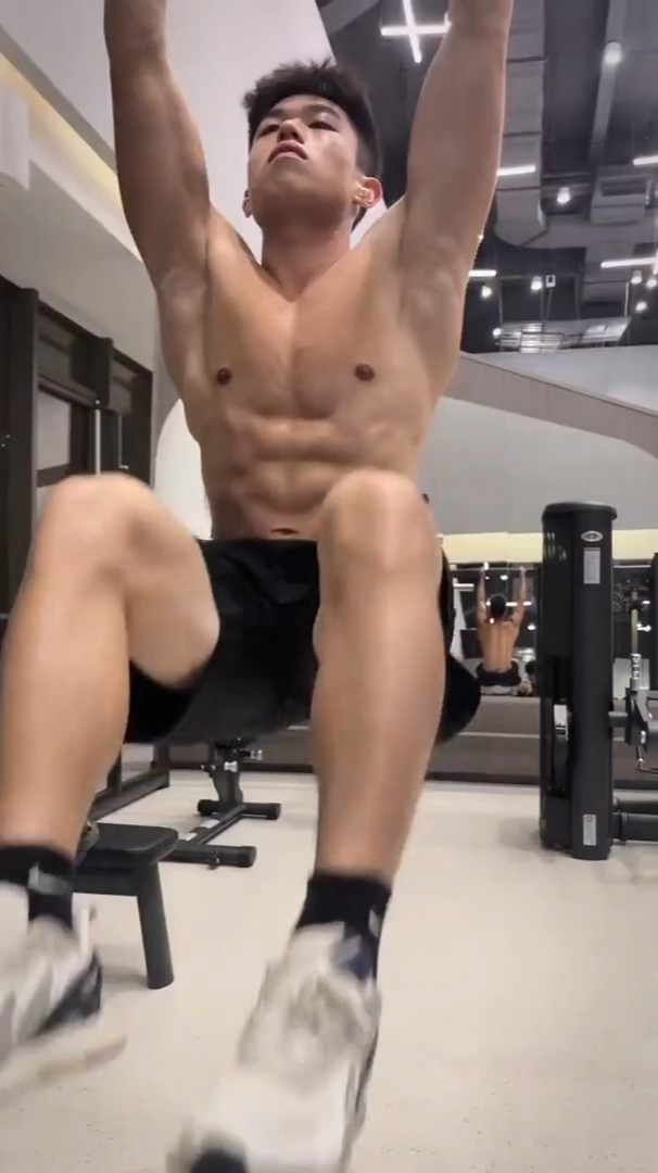 锻造八块腹肌人鱼线,练就强大的背阔肌,一个单杠动作就可以!