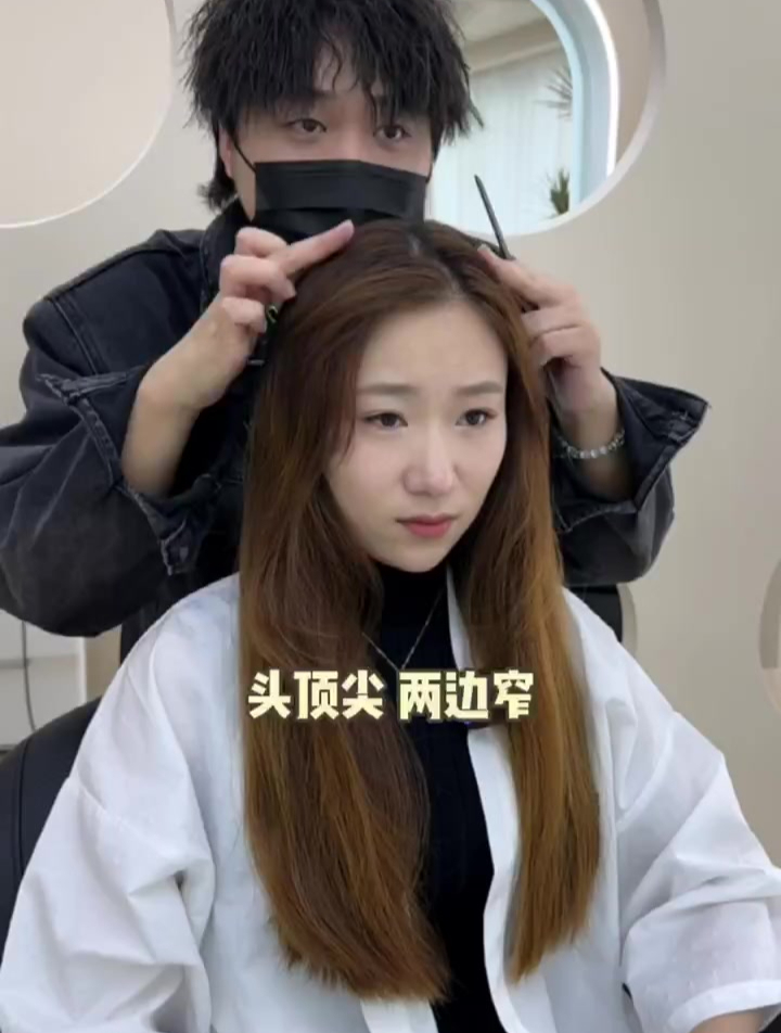 头尖两边贴的女生最适合的卷发,蓬松自然显脸小.路人秒变女神