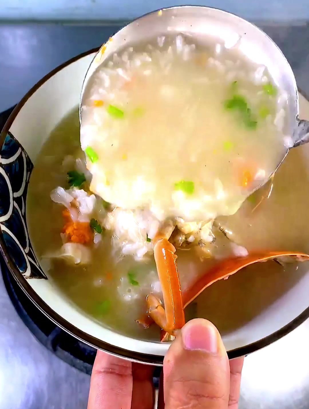 煮到米稍微烂,粥水粘稠,再放点花生酱,冬菜芹菜香菜