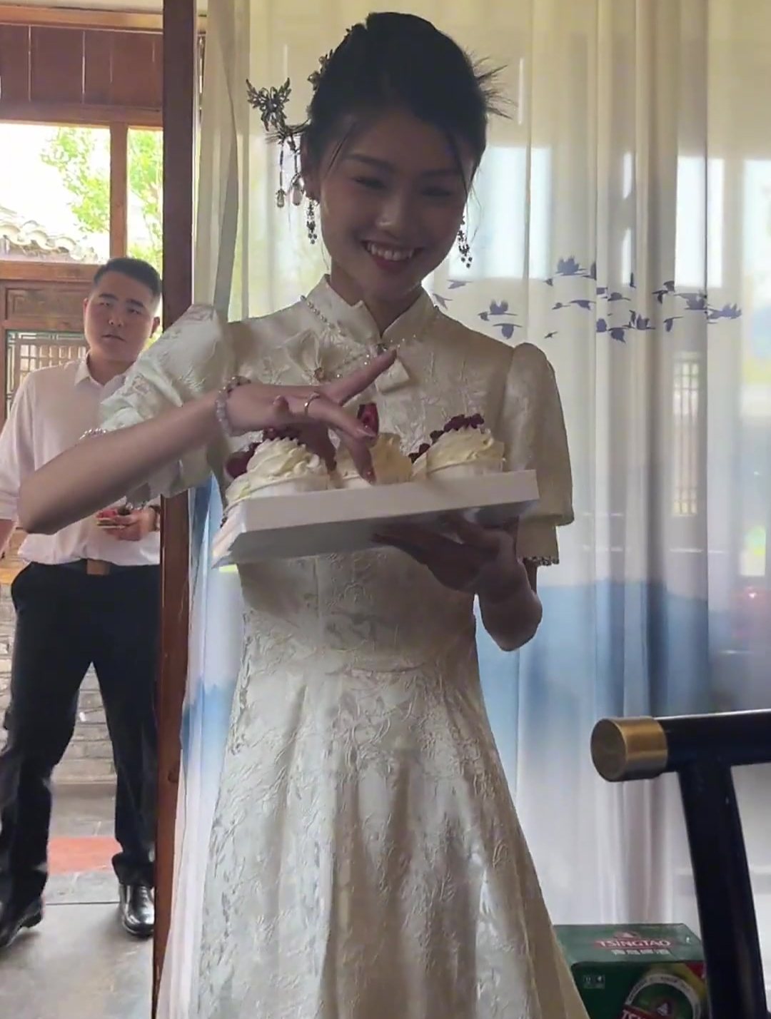 我也吃上闺蜜订婚的小蛋糕啦 祝我的女孩永远幸福