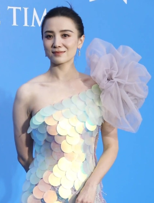 女神宋佳,人鱼裙造型,惊艳众人!