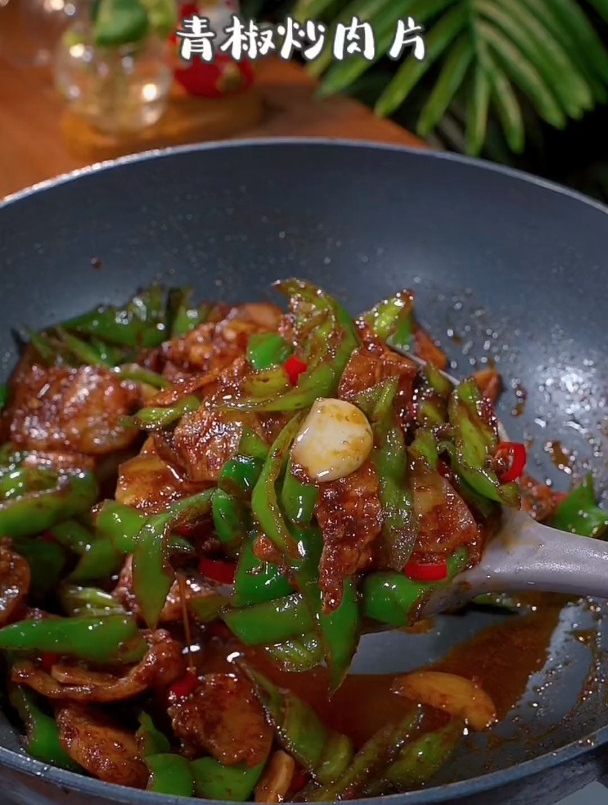 青椒炒肉片很多人都喜欢吃,这样做真的很下饭