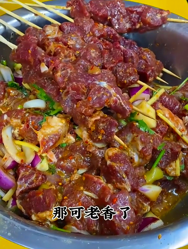 像我一样在家做这个烤牛肉串,又香又嫩,怪不得饭店的这么好吃