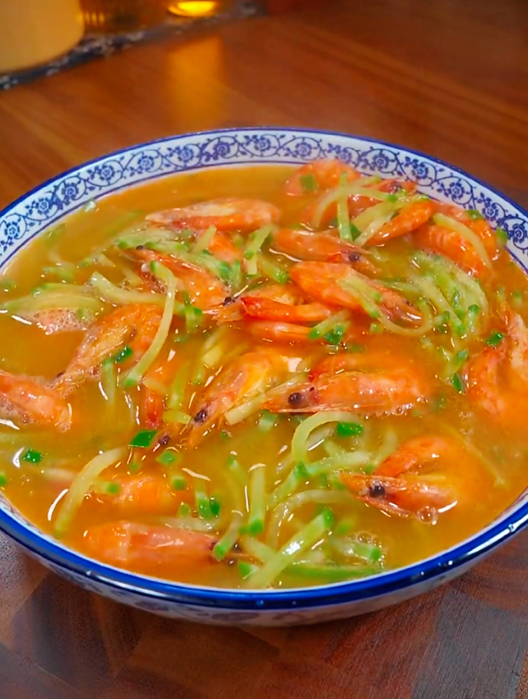 这才是萝卜鲜虾汤的好吃做法,汤鲜味美,大人小孩都爱喝!