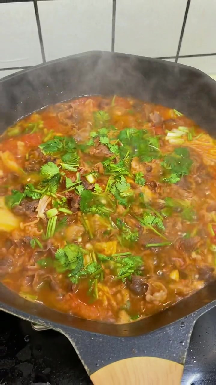 5分钟就可以搞定番茄肥牛锅有菜有肉有汤孩子特别喜欢吃