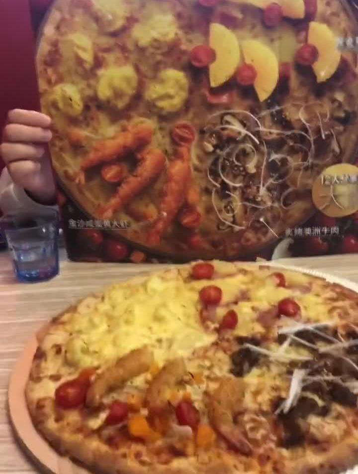 必胜客新年巨大披萨