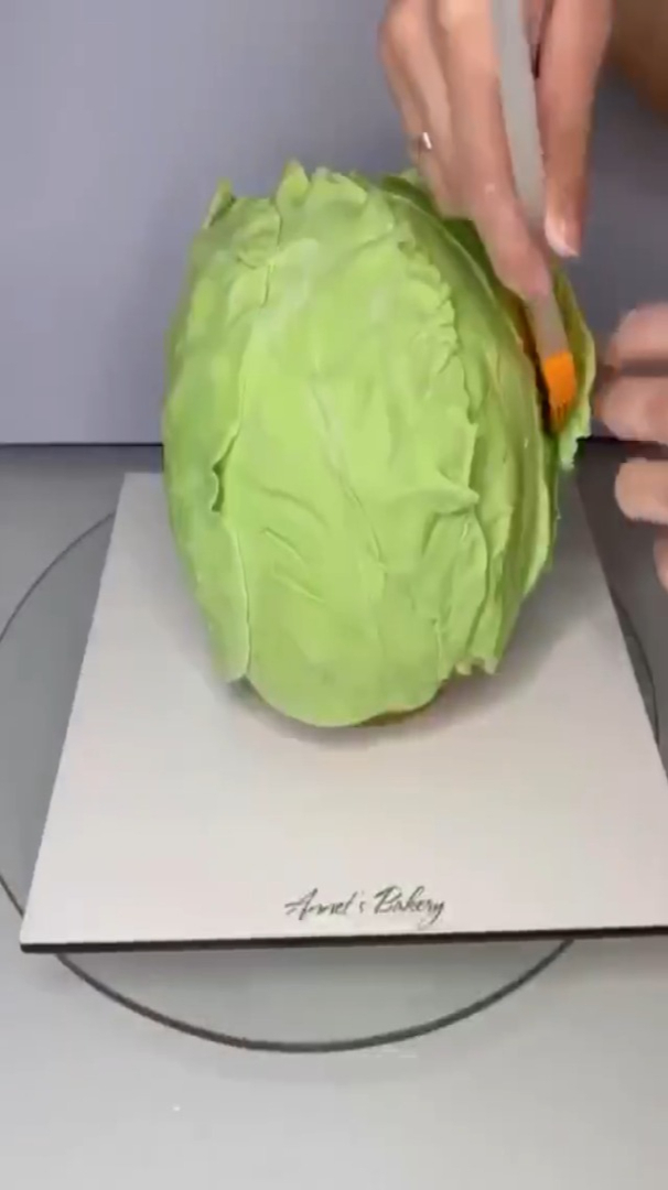 烘焙人脑洞有多大?比真包菜还逼真的翻糖包菜蛋糕,烘焙人真的可以翻糖一切!