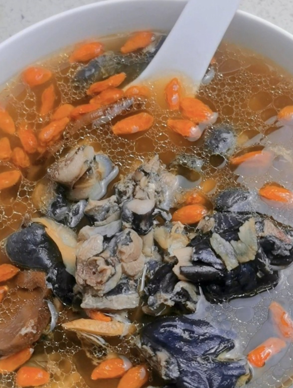乌鸡汤怎么炖好吃又滋补?这碗黄精乌鸡汤,汤鲜味美,喝出好气色