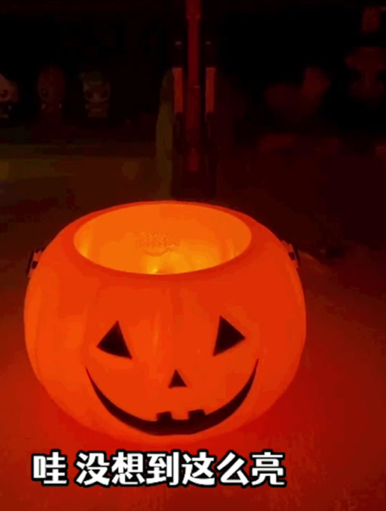 丹香面包店惊现南瓜灯,电子蜡烛特别亮,拿着走夜路直接吓破胆