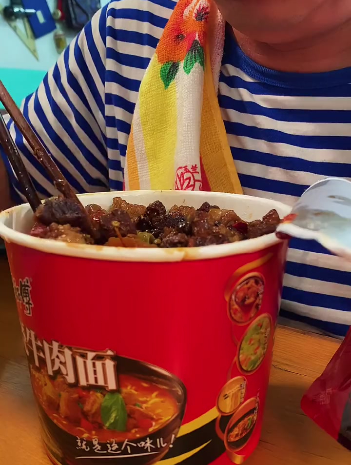 红烧牛肉方便面里居然没有牛肉,安排了