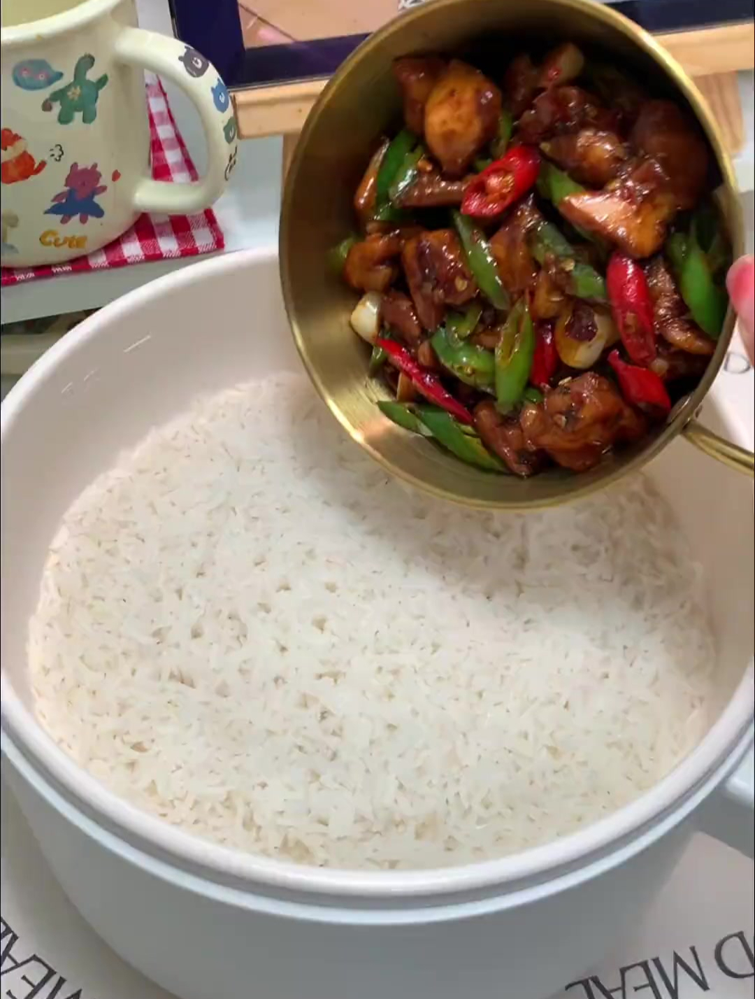 热乎乎的双椒鸡丁盖饭!嘎嘎香(`)