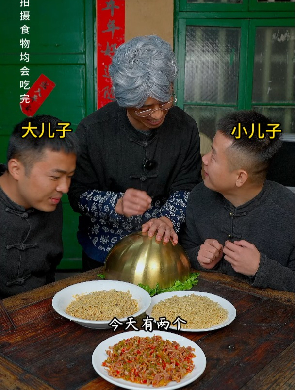 不管看不看得见好汉不吃眼前亏,酸辣鸡杂拌面就是香～