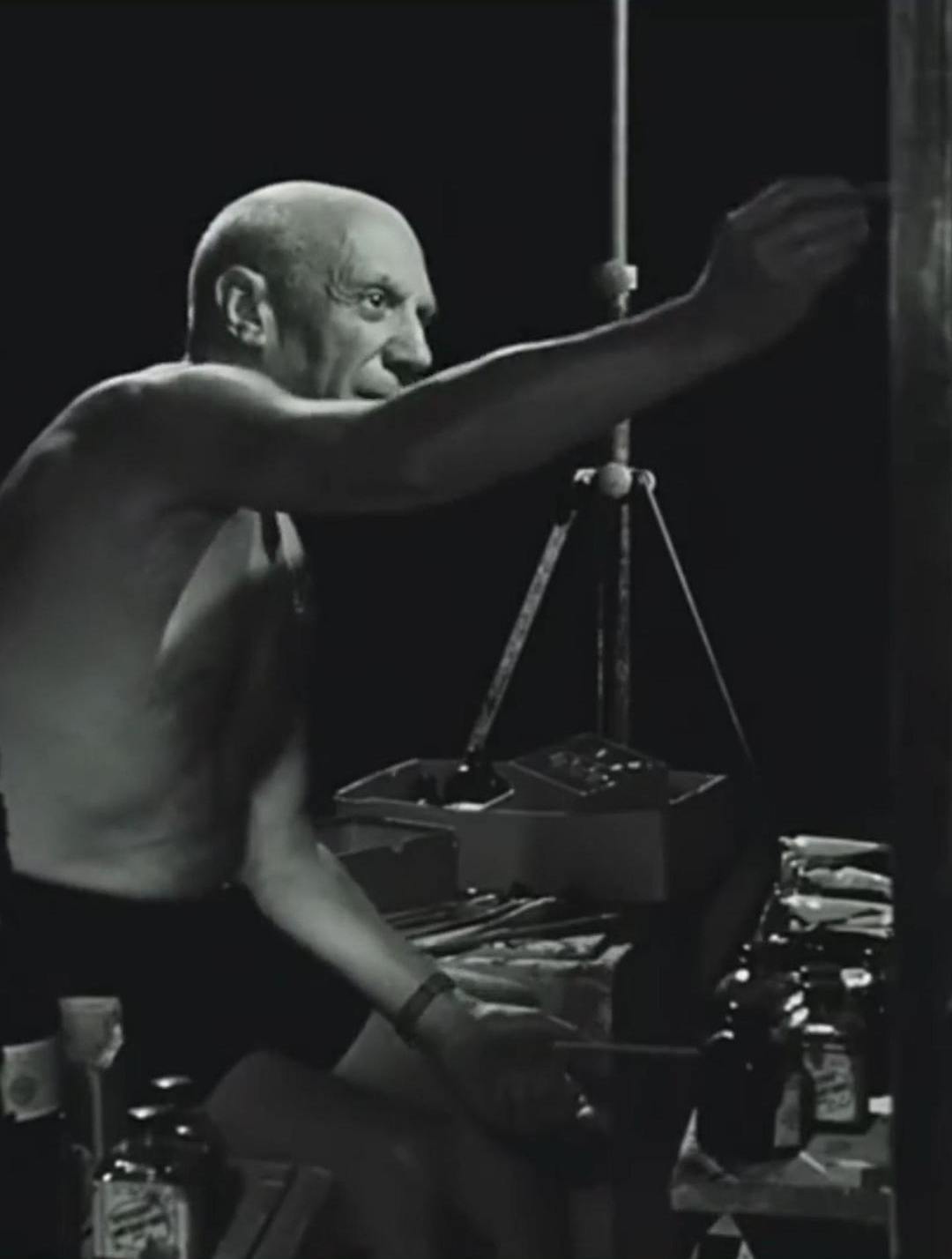 1966年毕加索作画影像,金鱼变公鸡,随心所画1