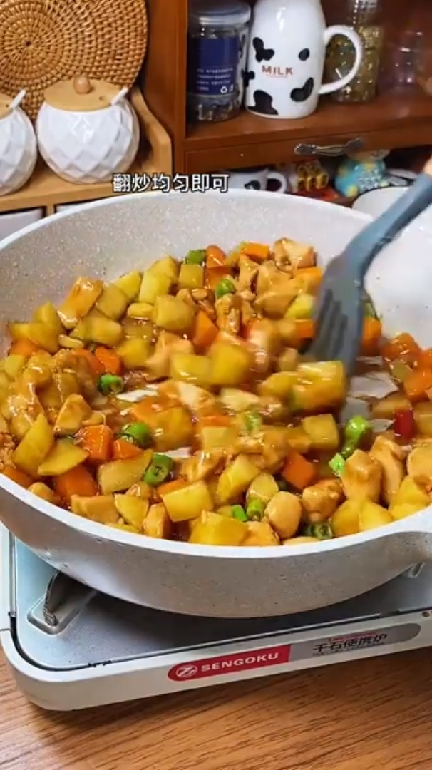 教你做家庭版土豆鸡丁的正确做法,太香了,看着就有食欲,好下饭