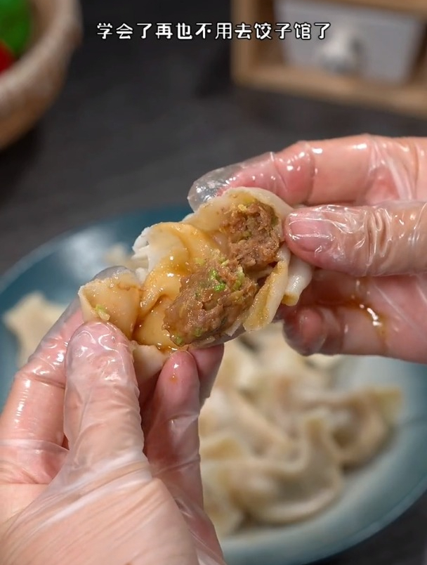 白菜猪肉馅饺子馅料在家这样调,做出来的饺子鲜嫩多汁不出水