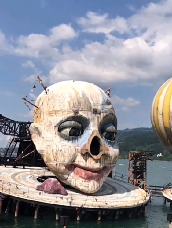 一个巨型又可怕的小丑头像