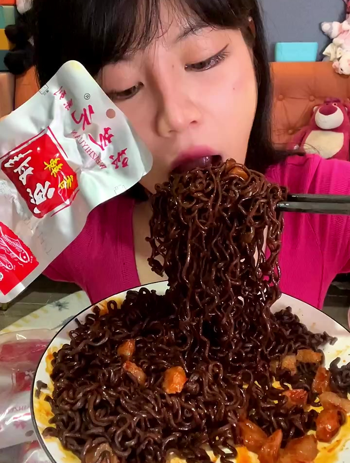 挑战第一次试素虾仁拌鬼椒面好好吃啊,甜甜辣辣,香辣鱼尾鱼排