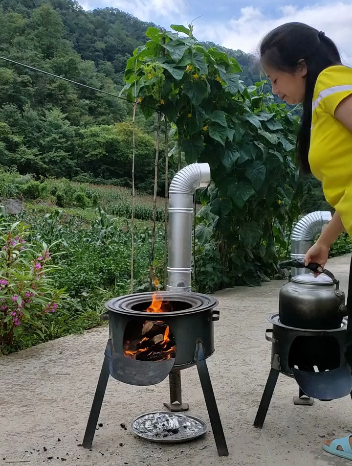 简单的一款柴火灶,可以炒菜煮饭烧开水,还可以拆卸,携带方便