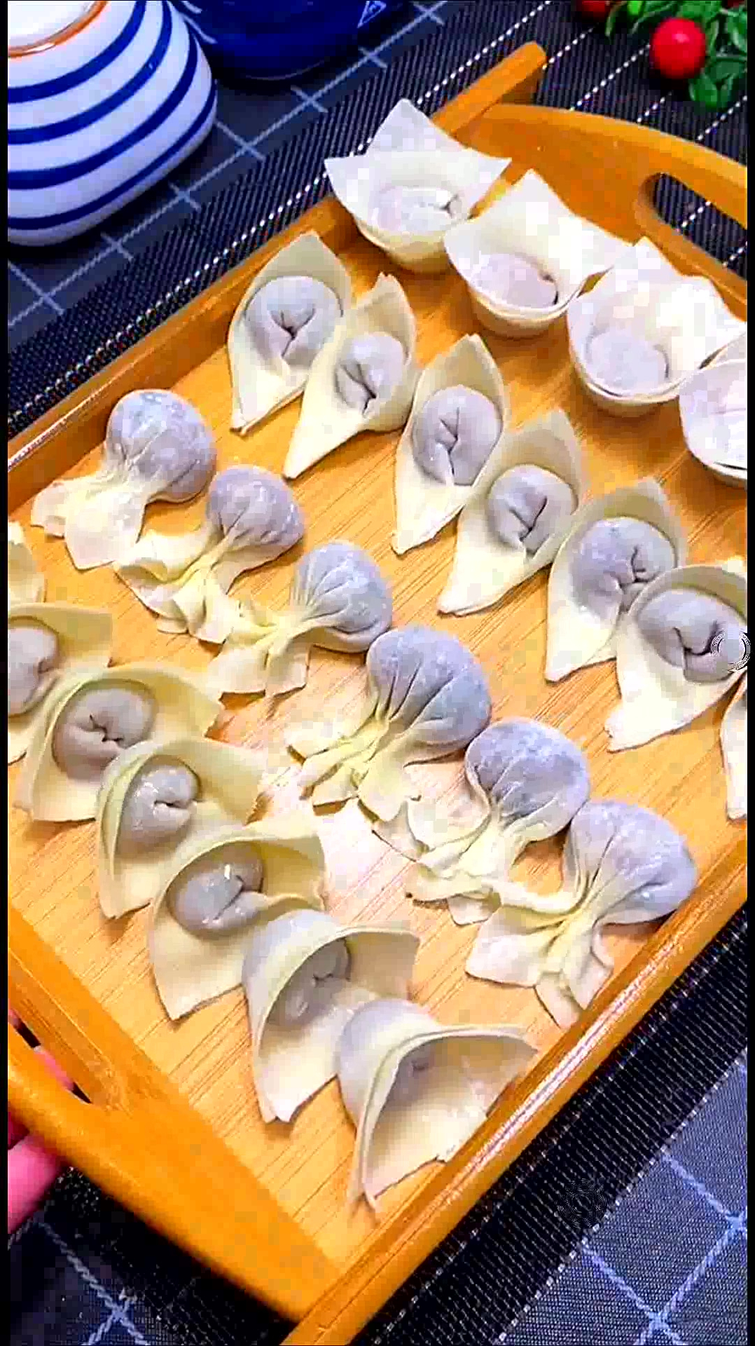 多包点馄饨,冷冻起来,早上给孩子煮一碗,方便又健康!