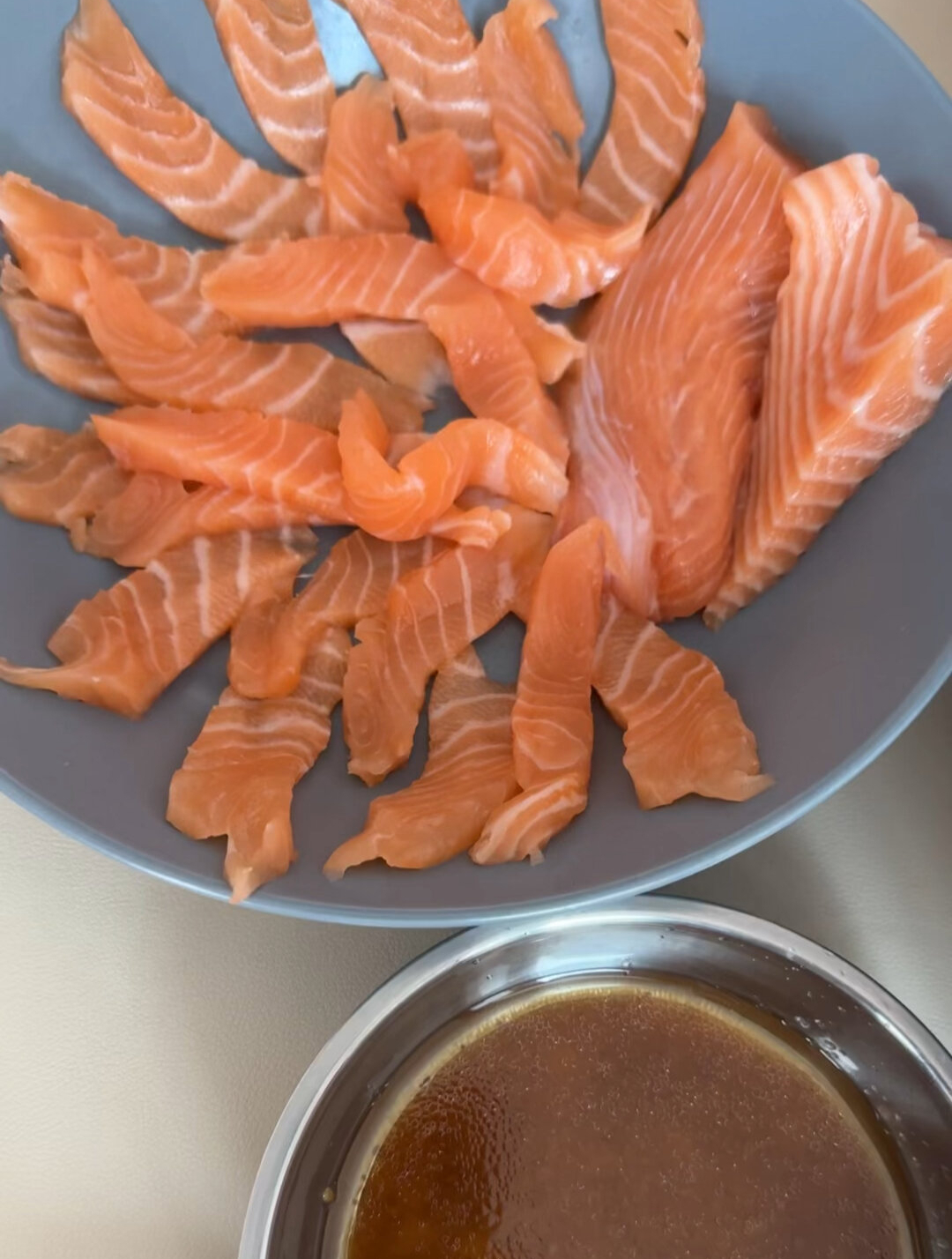 试了三文鱼蘸沙拉酱,味道可以!