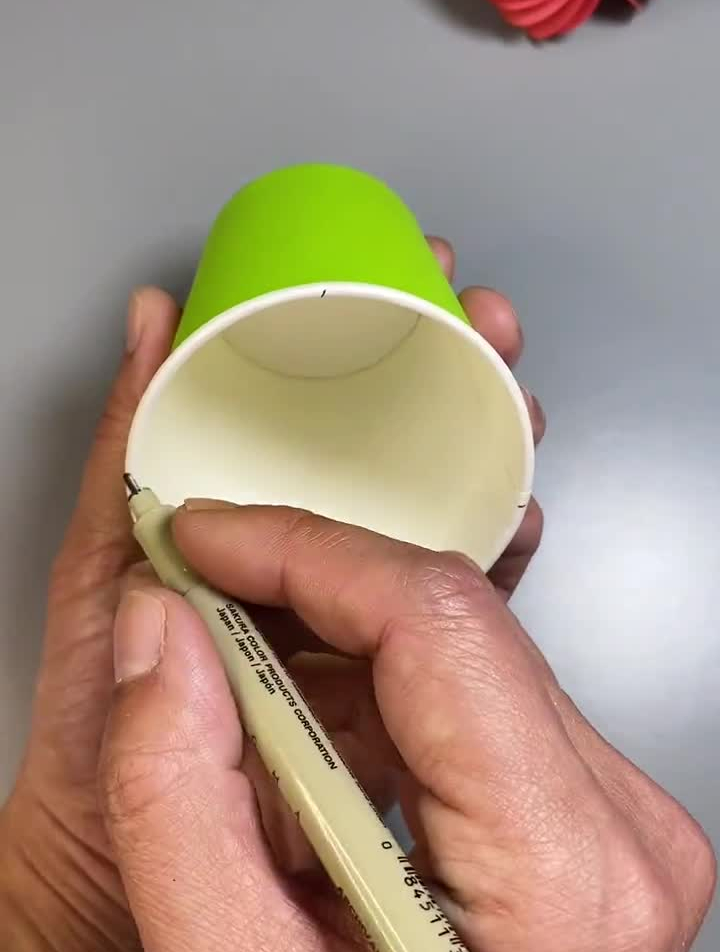 用纸杯和孩子做个旋转陀螺吧,简单又好玩!