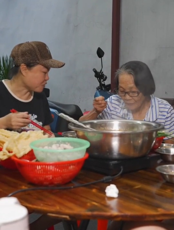 外面火锅太贵了,而且菜还不新鲜。在家做一顿手工地摊火锅
