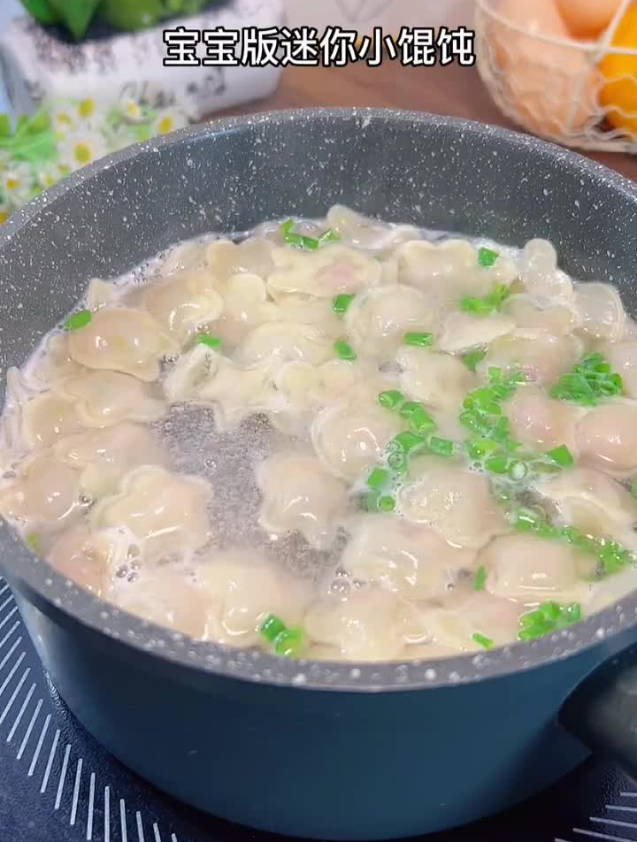 10个月宝宝就可以吃的迷你小馄饨,香菇牛肉馅的
