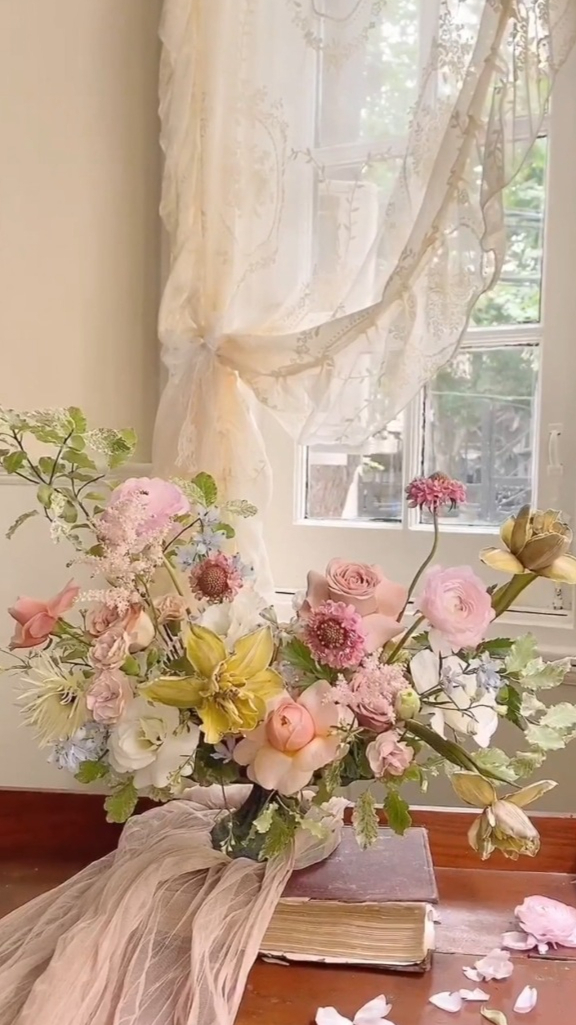 花材:布朗尼郁金香、卡布奇诺、洋牡丹、蝴蝶、松虫草!