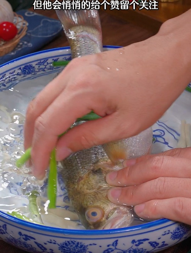 25. 清蒸鱼肉质鲜嫩好吃的做法