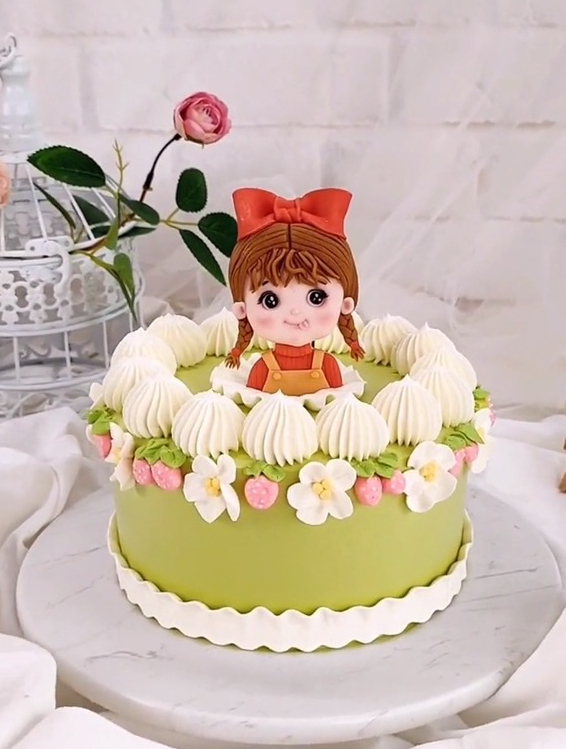 可爱草莓女孩奶油蛋糕