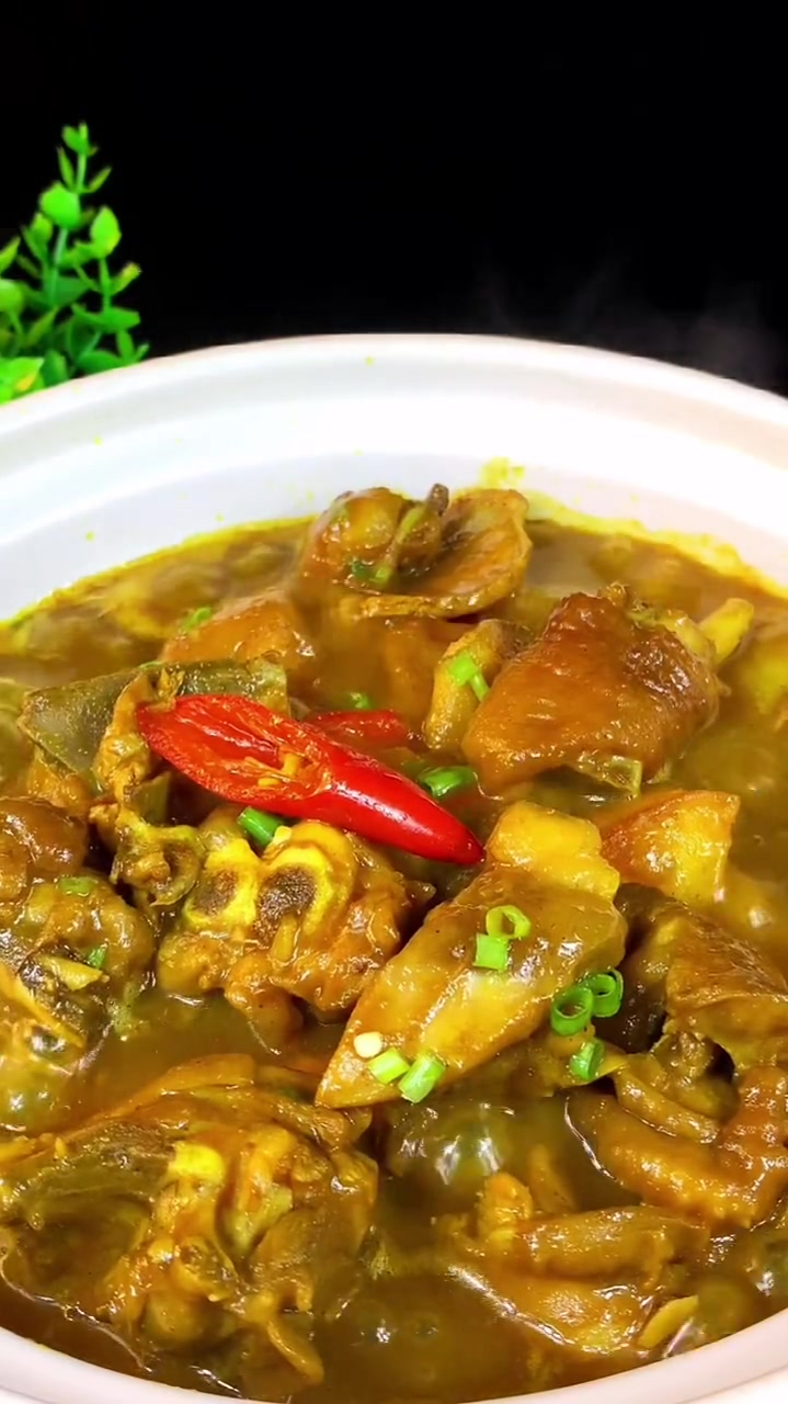 鸡的做法很多,但是土豆咖喱鸡是最下饭的!