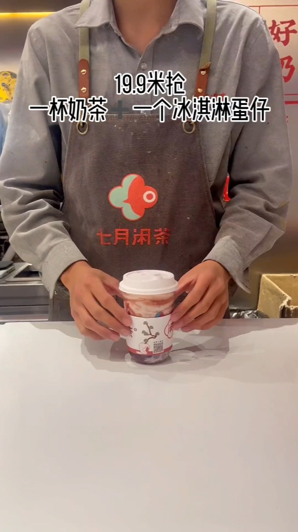 冰淇淋鸡蛋仔上铺满新鲜草莓,太好吃了吧!