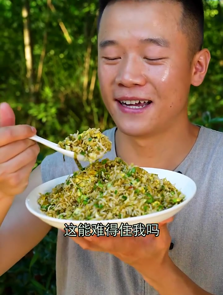 炒蛋炒饭那味道真是太下饭了 农村美食 酸菜炒饭